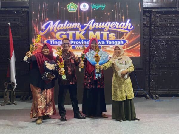TIGA GTK MTsN 3 PURBALINGGA RAIH PRESTASI PADA MALAM ANUGERAH GTK 2026 DI OWABONG